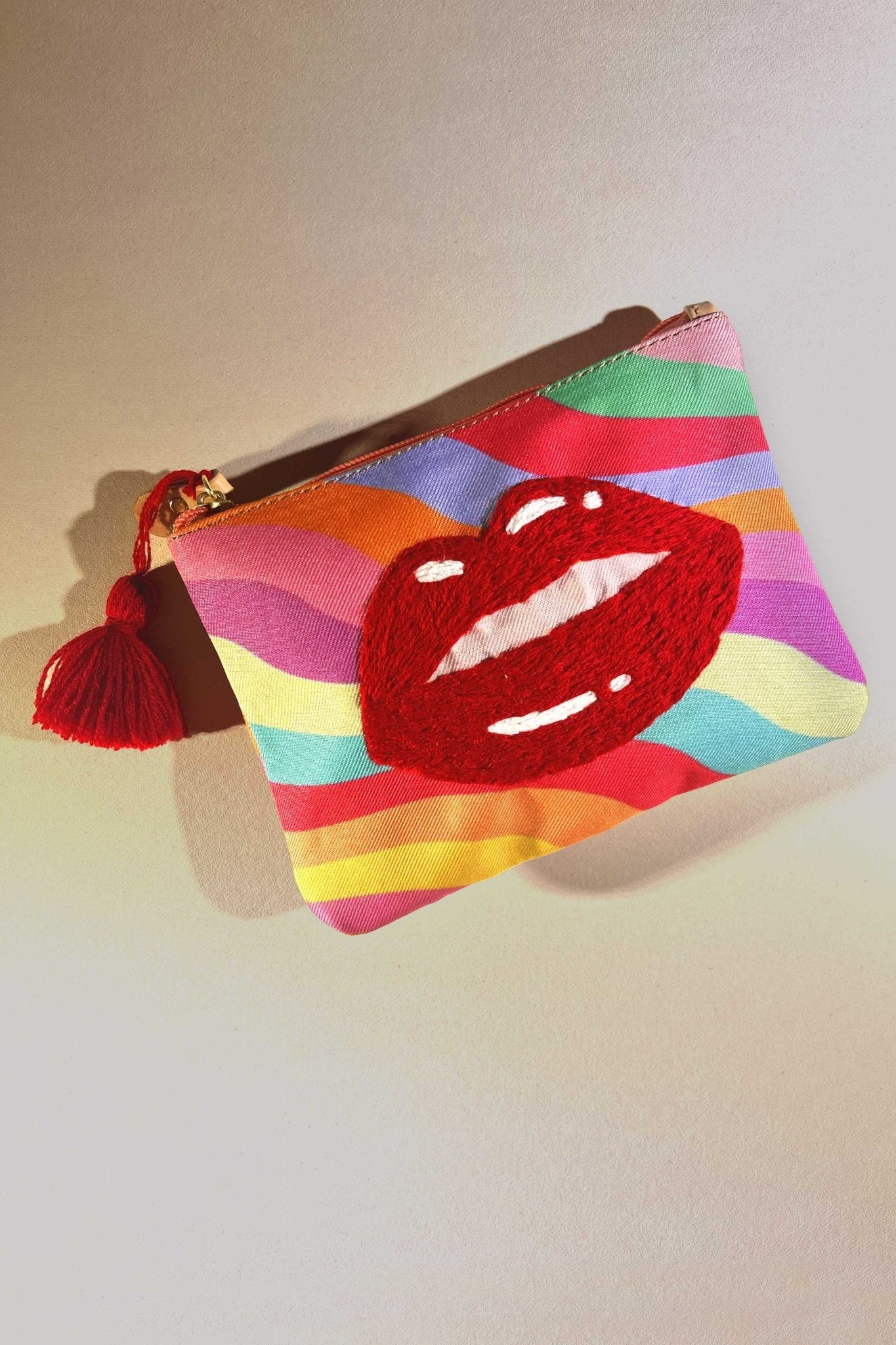 Cosmetiquera Bordada BESOS - LOVENOCK