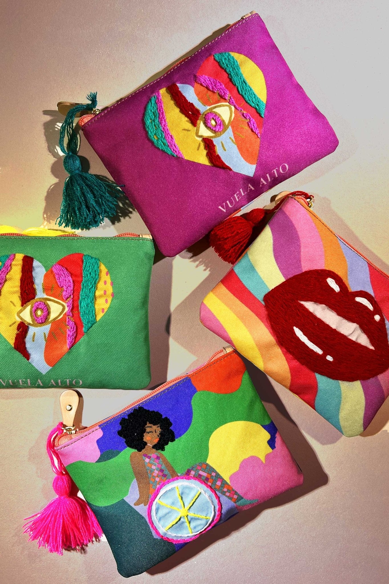 Cosmetiquera Bordada INCLUSIVE LOVE - LOVENOCK