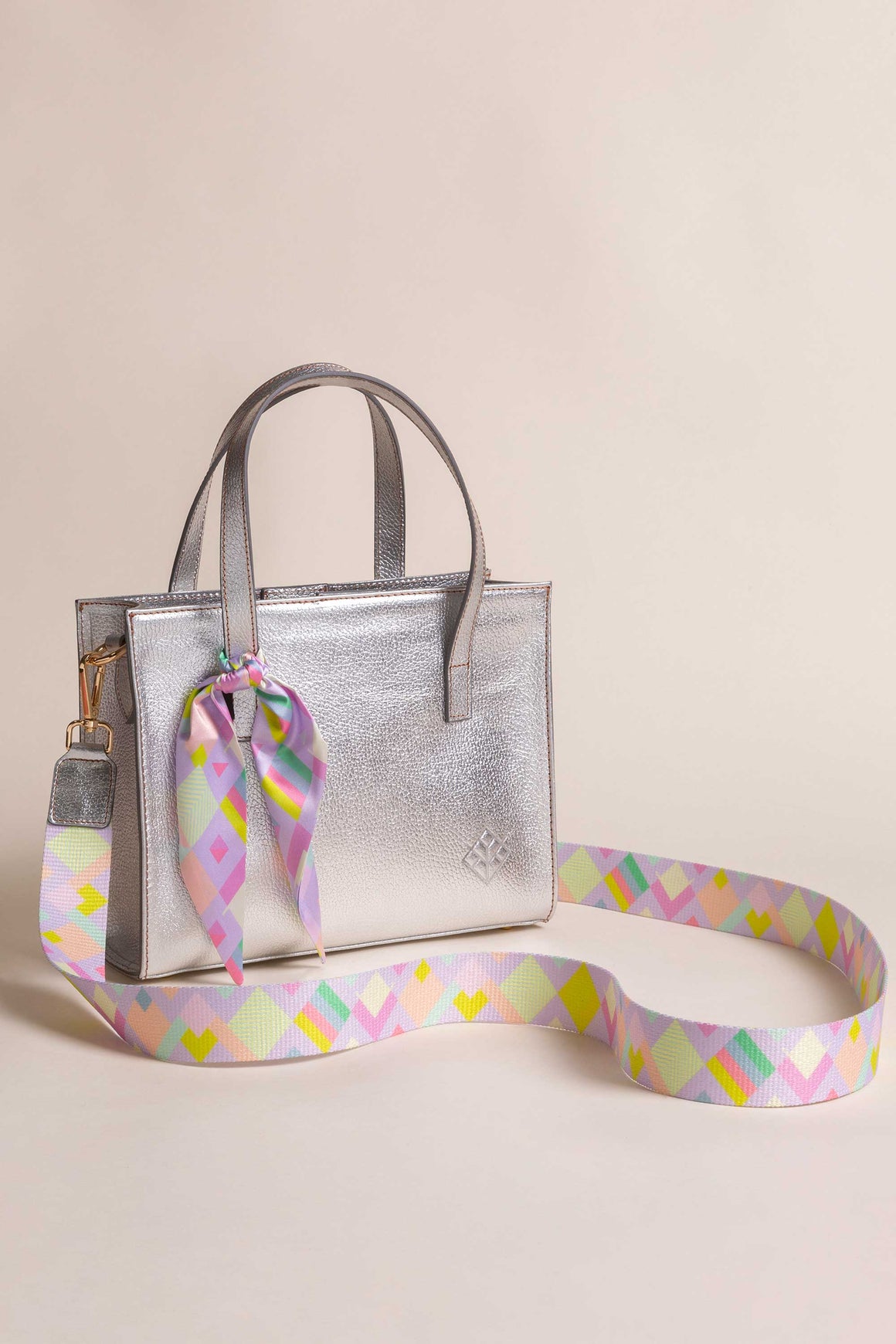Crossbody Silvana Plata - Incluye 2 straps y cosmetiquera